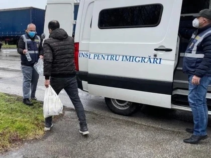 Trei irakieni cu acte false, depistați într-un autoturism în cadrul unor acţiuni preventive