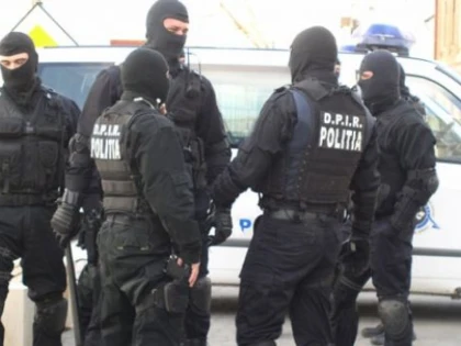 TREI MAGISTRATI SUSPECTATI DE MITA AU FOST RIDICATI DE DNA