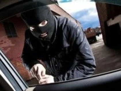 TREI MINORI AU FURAT UNELTE DE PESCUIT DINTR-UN AUTOTURISM