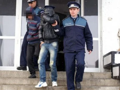 Trei minori din Arad, prinși după ce au încercat să fure dintr-un autoturism