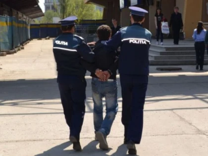 Trei minori din Nădlac, prinși în timp ce încercau să fure dintr-o locuință