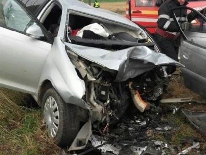 Trei pasageri au murit pe loc, iar alți doi sunt în stare gravă, după un accident în Buzău