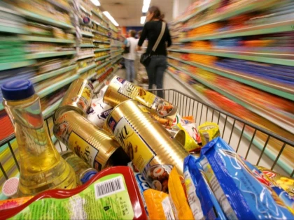 TREI PERSOANE CERCETATE PENTRU SUSTRAGEREA DE PRODUSE DIN SUPERMARKET