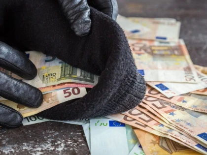 Trei persoane din Arad, înșelate de un excroc din Șiria