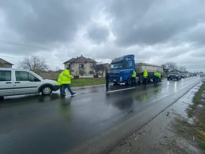 Trei plăcuțe de înmatriculare reținute după controlul camioanelor pe drumurile județene