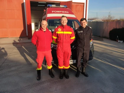 Trei pompieri au ajutat o femeie din Țipari să nască în ambulanță