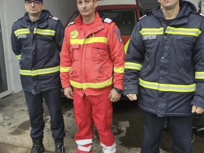 Trei pompieri din Chișineu-Criș, care se deplasau la un curs de specialitate, au intervenit prompt la un accident rutier