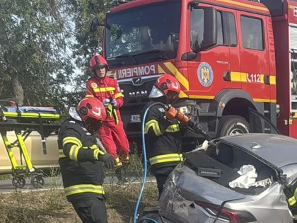 Trei răniți într-un accident la ieșirea din Chișineu-Criș spre Zerind. Două persoane au fost încarcerate