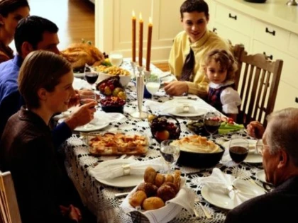 Trei rețete de salate cu care să impresionezi musafirii de Revelion