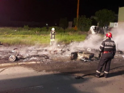 Trei rulote au fost incendiate pe o stradă din Arad