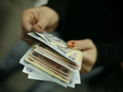 TREI SFERTURI DIN VENITUL ROMANILOR SE CHELTUIE PE CONSUM