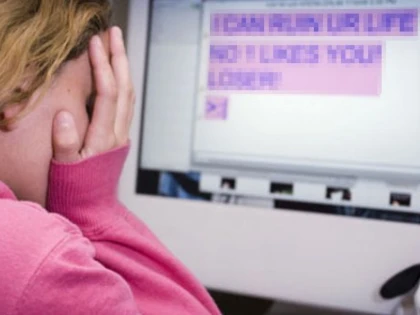 Trei tinere au fost hărțuite pe facebook, urmărite pe stradă și amenințate. Poliția a deschis un dosar penal