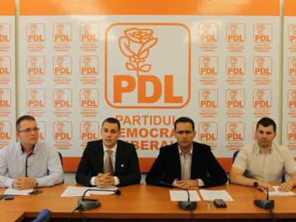 TREI TINERI, ABSOLVENTI AI PROGRAMULUI DE EXCELENTA IN POLITICA