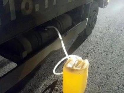 TREI TINERI AU FOST RETINUTI DUPA CE AU FURAT MOTORINA DINTR-UN AUTOCAMION