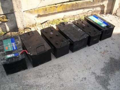 TREI TINERI AU FURAT BATERIILE DE LA MAI MULTE MASINI DIN MICALACA