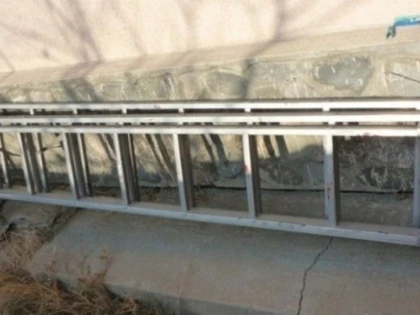 TREI TINERI AU FURAT O SCARA DE PE UN AUTOTURISM