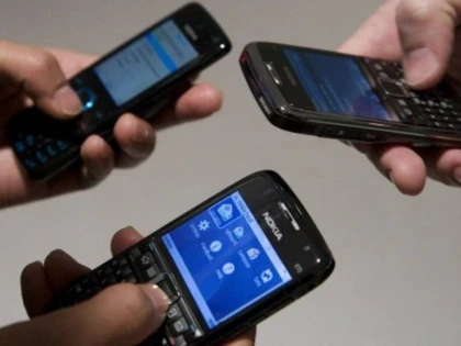 TREI TINERI AU FURAT TELEFOANE MOBILE DINTR-UN VESTIAR DE SPORT