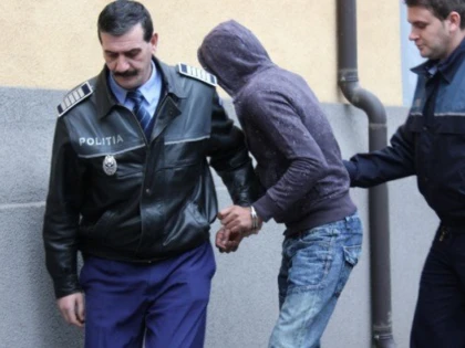 Trei tineri condamnați la închisoare au fost reținuți de polițiști