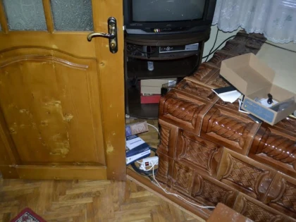 Trei tineri din Mișca, toți sub 18 ani, au furat bani dintr-o locuință, în care au intrat prin efracție