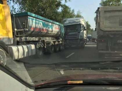 Trei TIR-uri, implicate într-un accident la Şimand