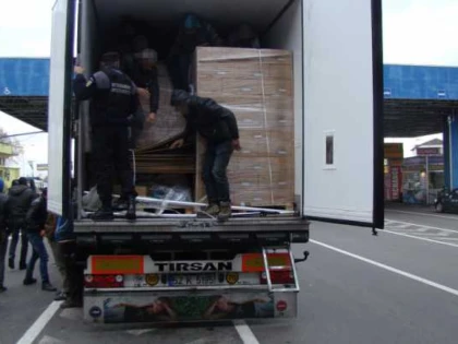 Treisprezece cetăţeni din Irak, Siria și Palestina, prinşi într-un camion încărcat cu utilaje industriale