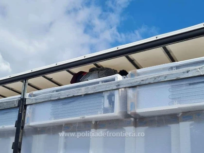 Treizeci și unu de cetăţeni străini au fost depistați ascunşi într-un camion cu frigidere, la PTF Nădlac II