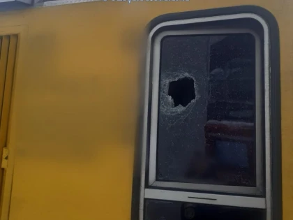 Tren atacat cu pietre în Felnac! Autorul, identificat și reținut de polițiști