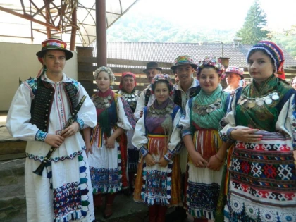 TROFEUL „LA IZVOARE“ A FOST CÂŞTIGAT DE „PĂSTRĂTORII TRADIŢIEI“ DIN ŞICULA