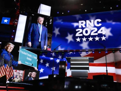 Trump, aplaudat frenetic la prima sa apariție publică după tentativa de asasinat