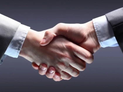 TU ȘTII CARE ESTE ORIGINEA GESTULUI STRÂNGERII MÂINILOR?
