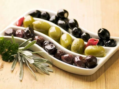 Tu știi să deosebești măslinele vopsite de cele naturale?