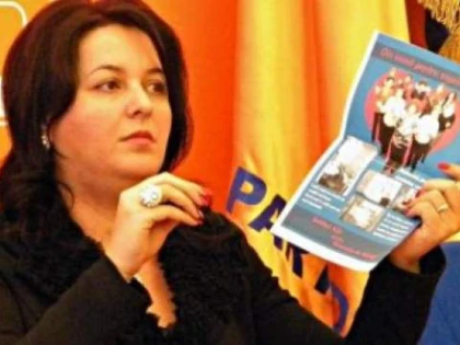 TUPEU DE INCOMPATIBIL: GEANINA PISTRU ANUNTA CA VA CANDIDA LA ALEGERI, DESI A PIERDUT PROCESUL CU ANI