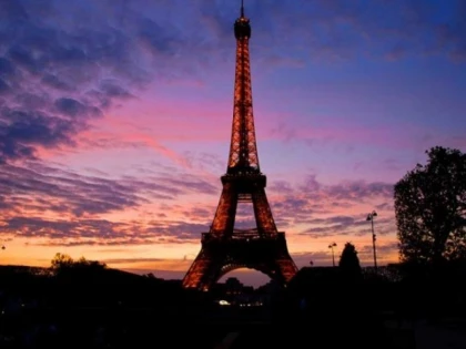 Turnurile Eiffel și Montparnasse, stinse în semn de omagiu adus victimelor atentatului de la Manchester