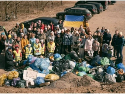 Ucrainenii curăță parcurile din Polonia drept mulțumire pentru ospitalitatea cu care au fost primiți
