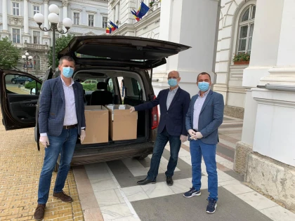 UDMR Arad a donat 59 000 de  măști chirurgicale