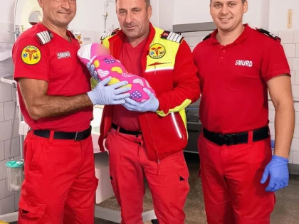 Ultima tură înainte de pensionare, încheiată cu o naștere în ambulanța SMURD. O fetiță a venit pe lume în drum spre spital