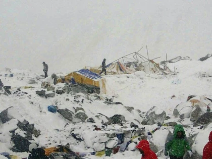 ULTIMUL ALPINIST ROMAN DE PE EVEREST A FOST EVACUAT CU UN ELICOPTER