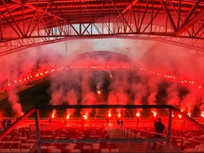 Ultraşii UTA-ei „au dat foc” la stadion, cu ocazia aniversării Bătrânei Doamne! (VIDEO)