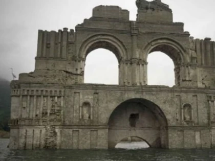 ULUITOR SI STRANIU. O BISERICA S-A RIDICAT DEASUPRA APELOR