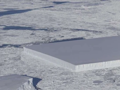 Un aisberg dreptunghiular plutește în Antarctica