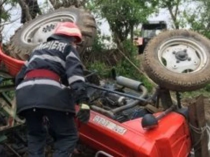 Un arădean a fost grav rănit, după ce s-a răsturnat cu un TAF, în apropierea comunei Vaţa de Jos