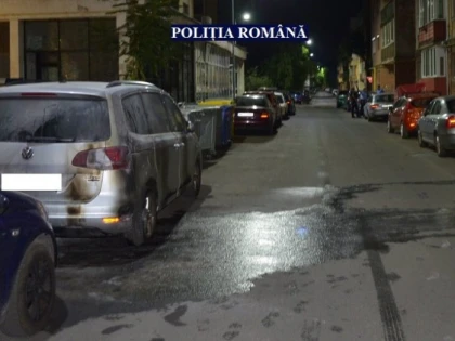 Un arădean a fost prins de polițiști în timp ce incendia o mașină
