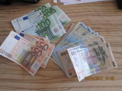 Un arădean a găsit un portmoneu plin cu bani, în piaţa Catedralei