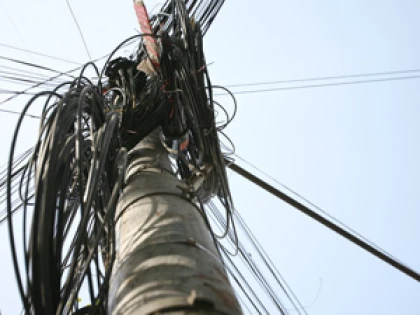Un arădean a lăsat mai multe străzi din Vladimirescu fără internet, după ce a furat cutiile cu echipamente electronice de pe stâlpi