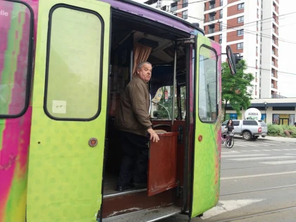 Un arădean acuză că maşina i-a fost lovită intenţionat de un tramvai