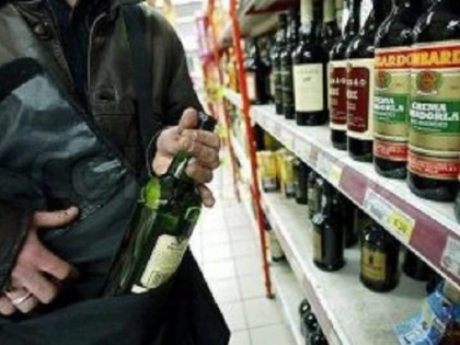 Un arădean de 34 de ani, prins în timp ce fura alcool dintr-un supermarket din Vlaicu