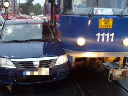 Un arădean de 75 de ani a intrat cu mașina în tramvai, pe strada Petru Rareș