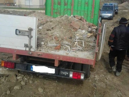 Un arădean “harnic” a rămas fără 1000 de lei după ce a aruncat moloz pe stradă