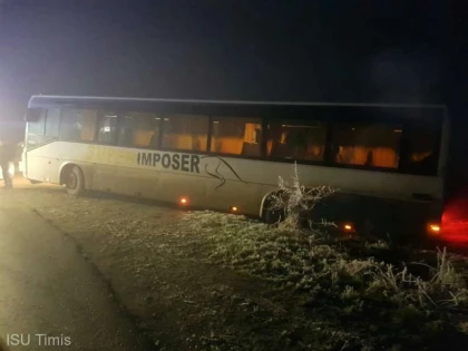 Un autobuz plin cu elevi a derapat într-un șanț, în vestul țării