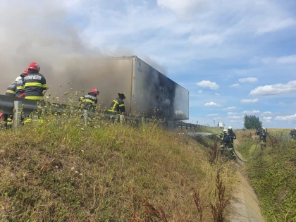 Un autocamion încărcat cu apă îmbuteliată a luat foc pe autostrada Timișoara - Arad